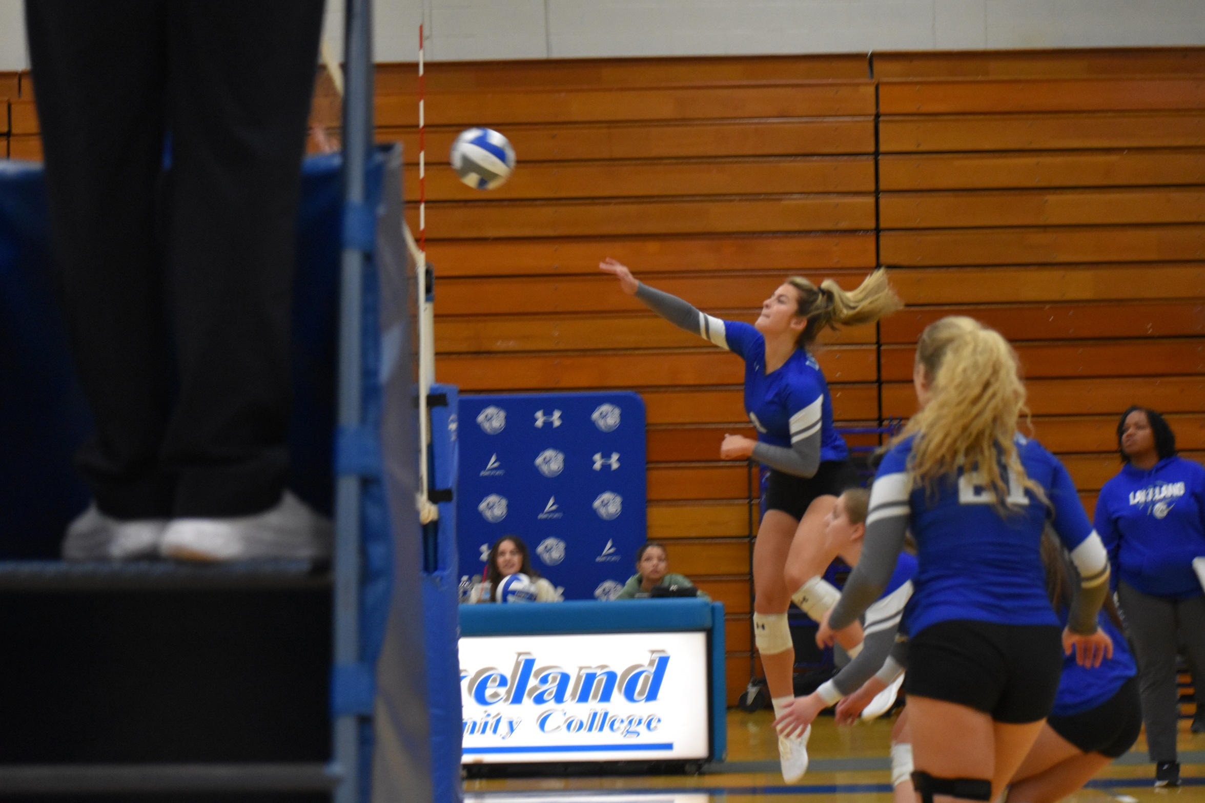 Lakers volleyball downed by Golden Eagles